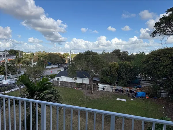 a view of a yard with an empty space