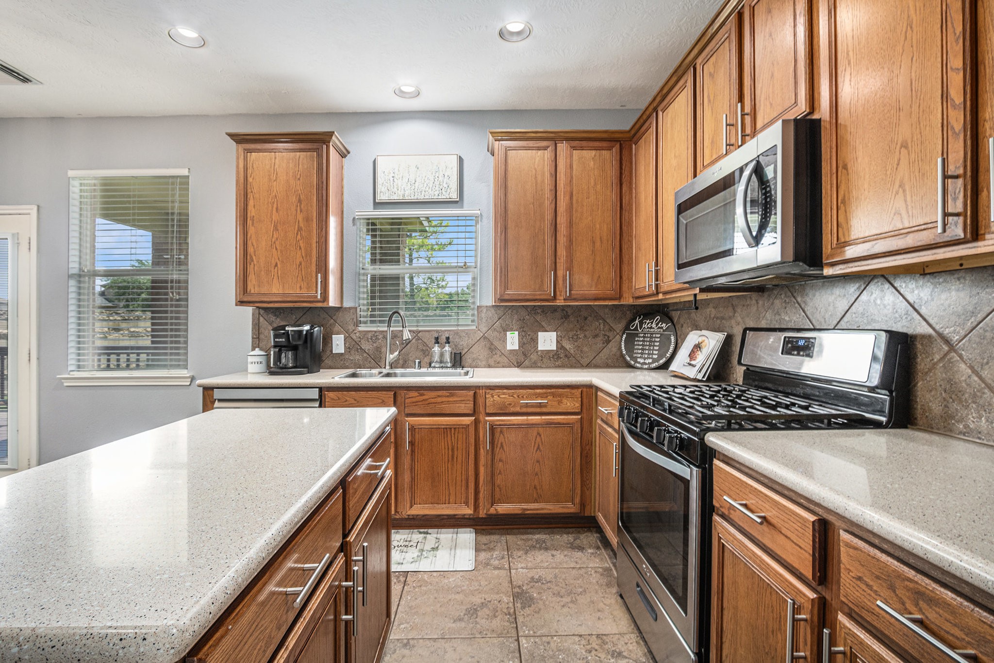 9719 Opal Rock Drive Rosharon, TX 77583 - Photo 13 of 33 Light and bright kitchen