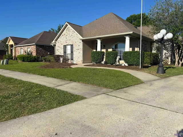 $2,300 | 17160 Fountainbleau Drive, Prairieville, LA 70769
