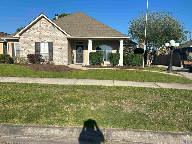 $2,300 | 17160 Fountainbleau Drive, Prairieville, LA 70769