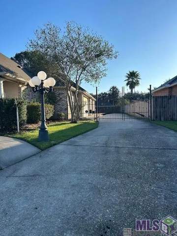 $2,300 | 17160 Fountainbleau Drive, Prairieville, LA 70769