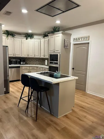 $2,300 | 17160 Fountainbleau Drive, Prairieville, LA 70769