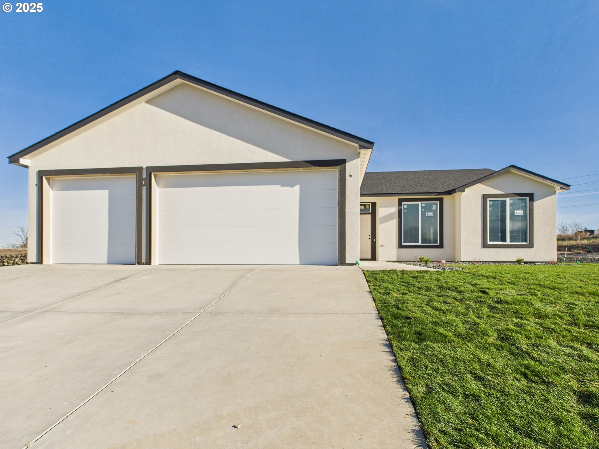 1291 Southeast 9th Street Hermiston, OR 97838 - Photo 11 of 34 a front view of a house with a yard