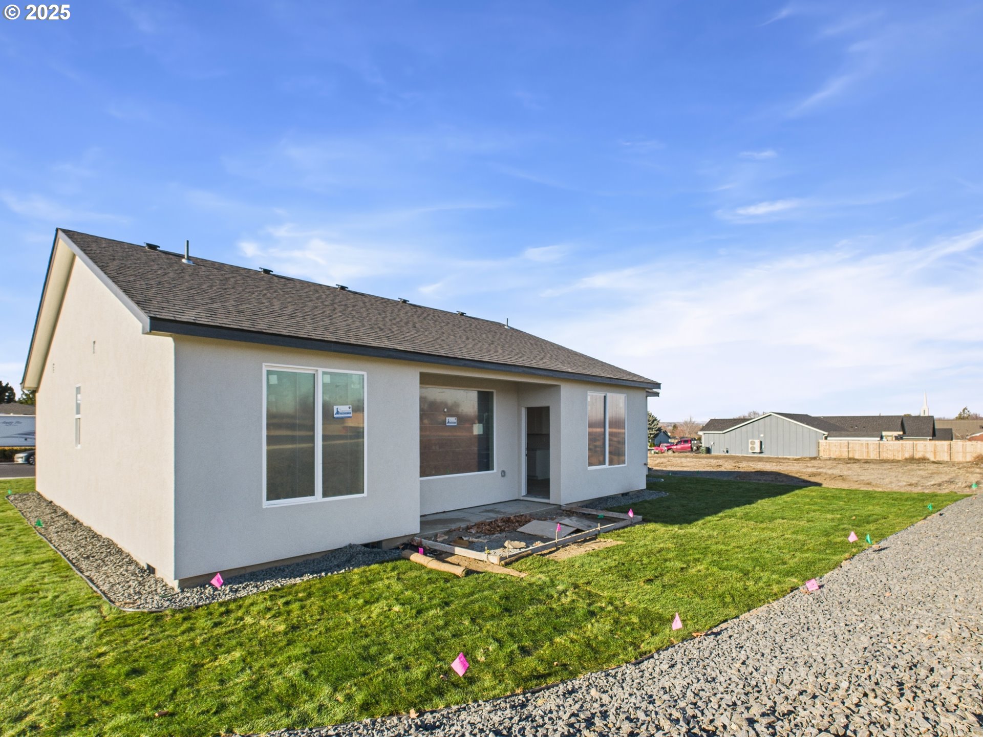 1291 Southeast 9th Street Hermiston, OR 97838 - Photo 14 of 34 a view of a house with backyard and garden