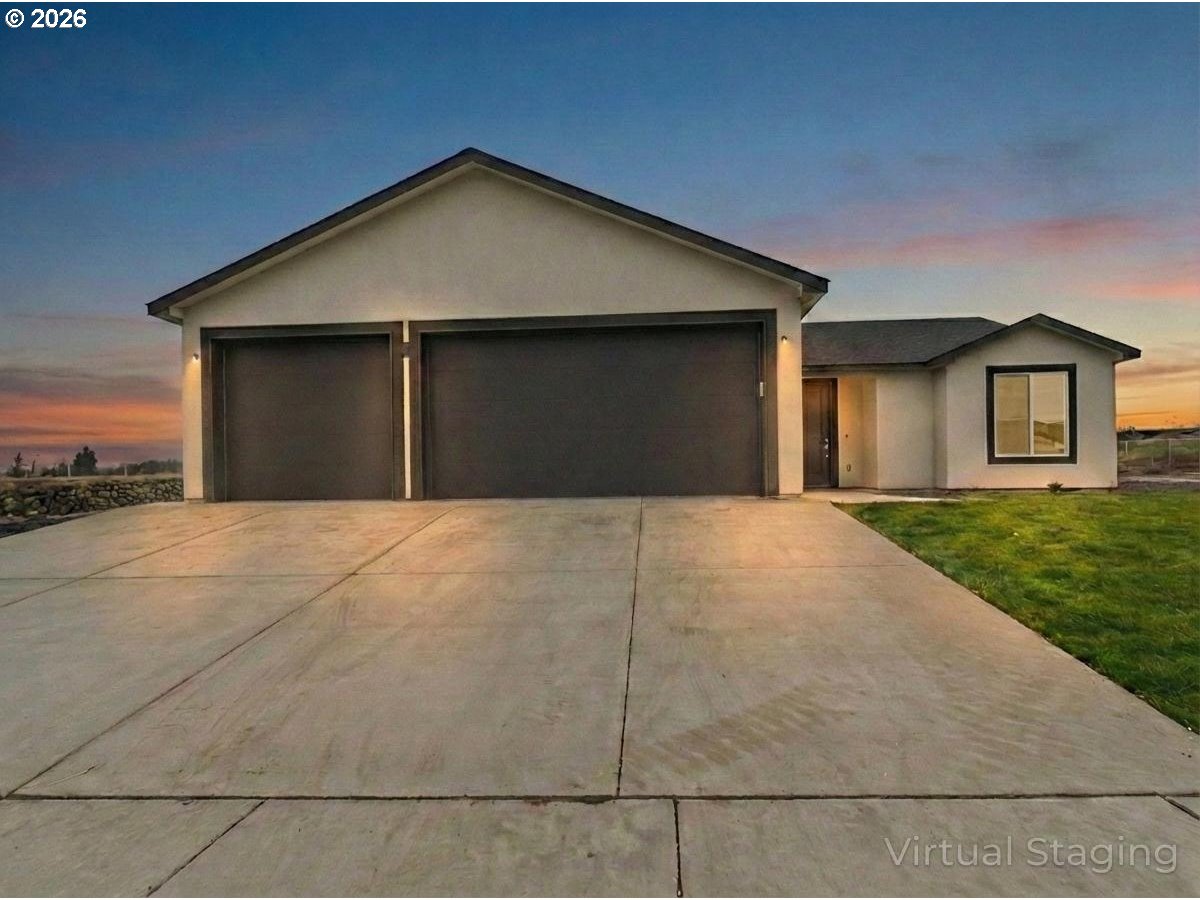 1291 Southeast 9th Street Hermiston, OR 97838 - Photo 28 of 34 a front view of a house with a yard and garage