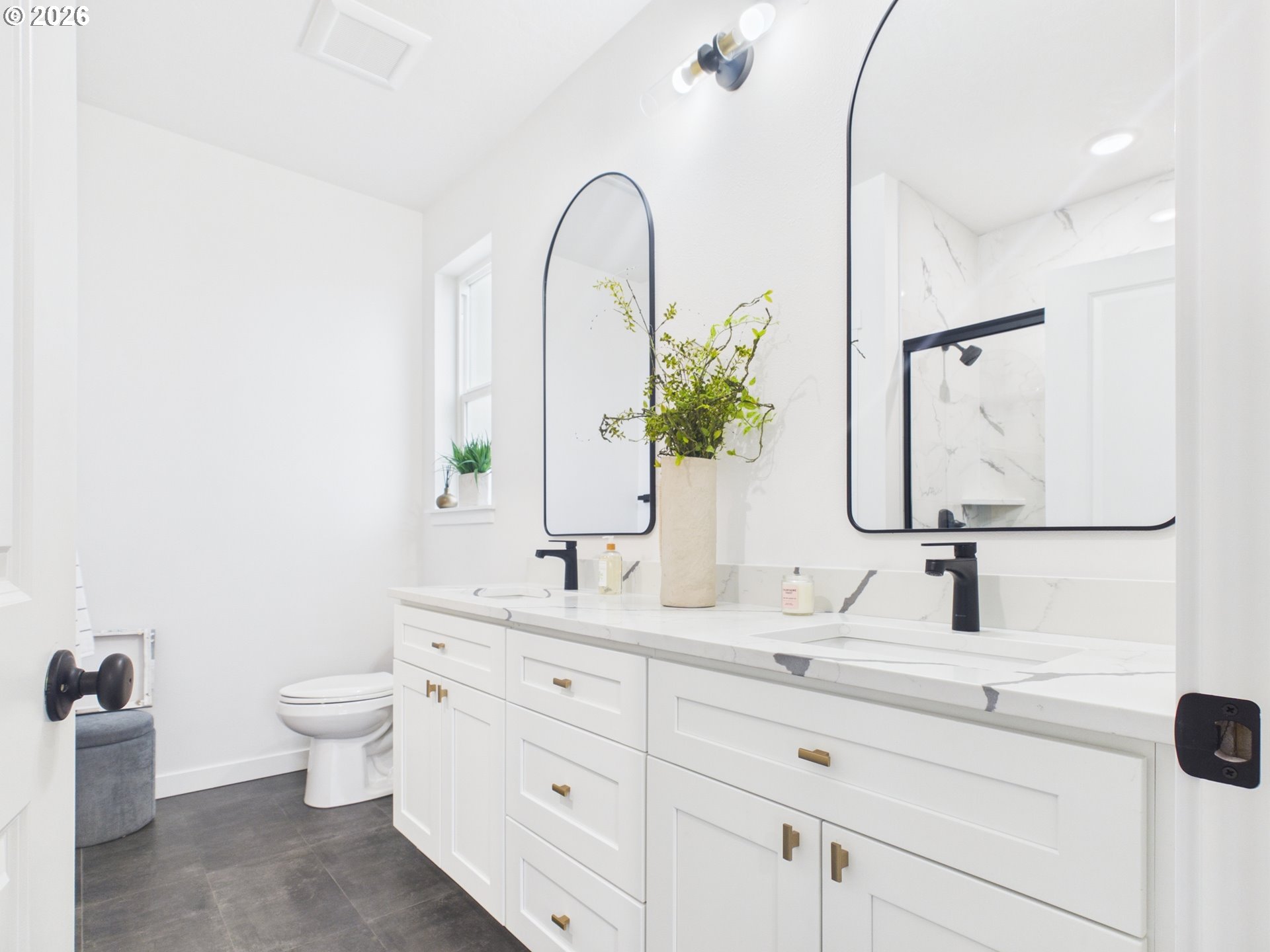 1291 Southeast 9th Street Hermiston, OR 97838 - Photo 33 of 34 a bathroom with a double vanity sink toilet and a mirror