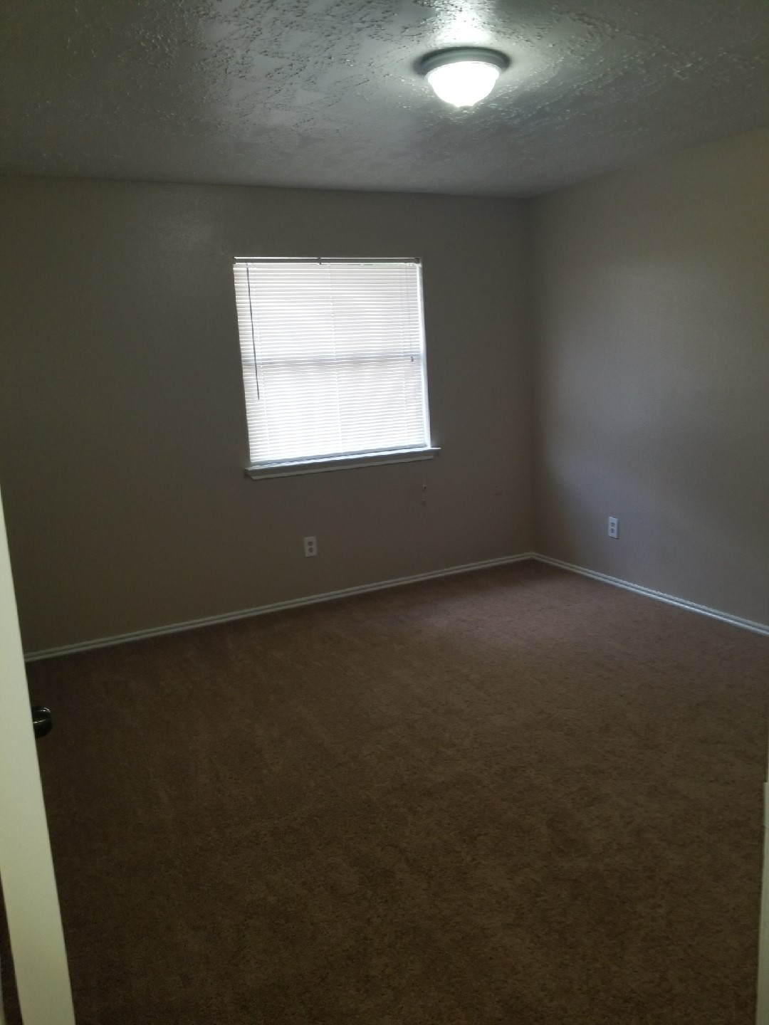 7902 Arbor Glen Road Houston, TX 77071 - Photo 8 of 9 an empty room with a window