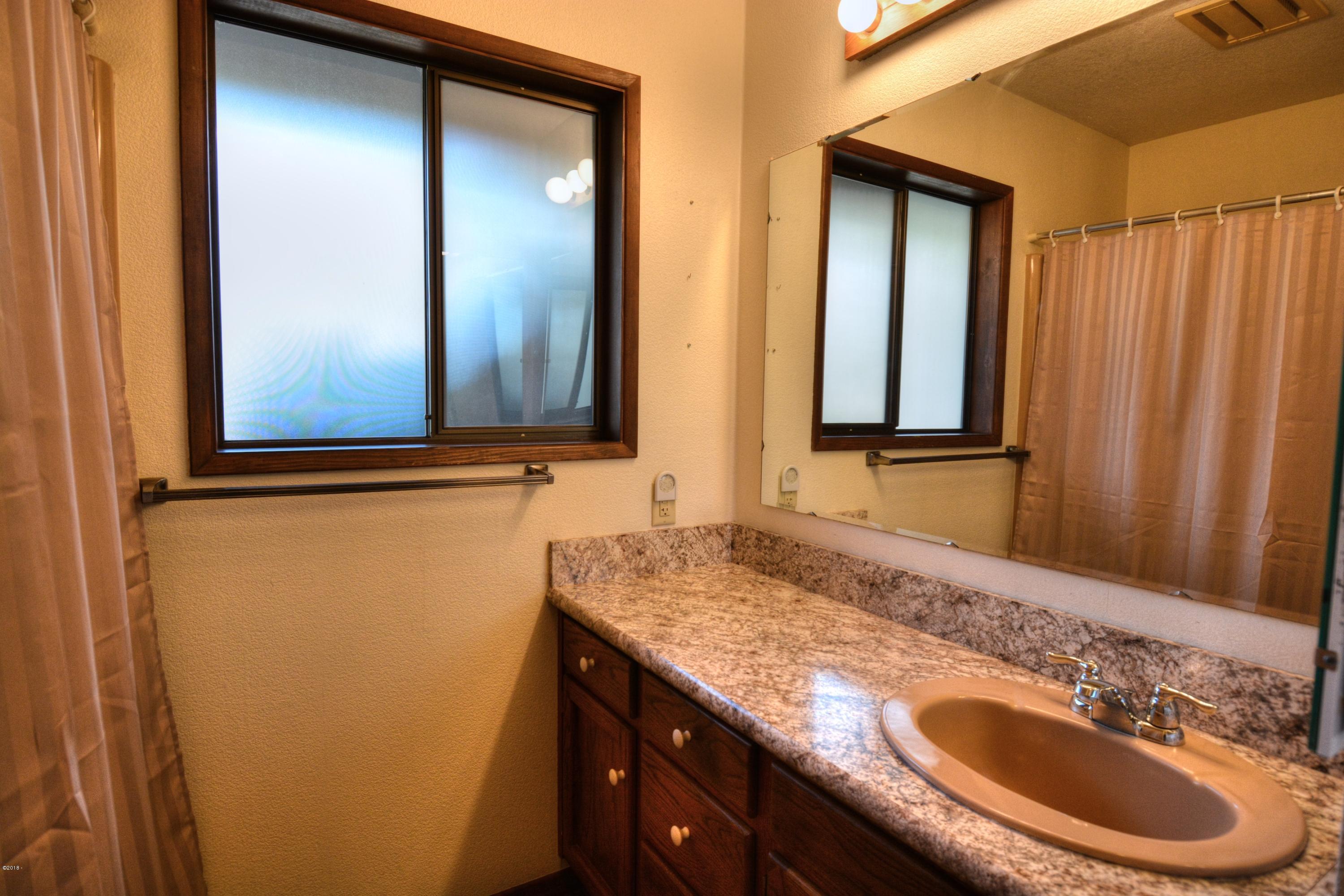 3220 North Bayview Road Waldport, OR 97394 - Photo 17 of 50 Bathroom 2