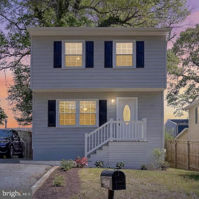 GREAT COMMUNITY WITH WATER ACCESS & BEACHY VIBES