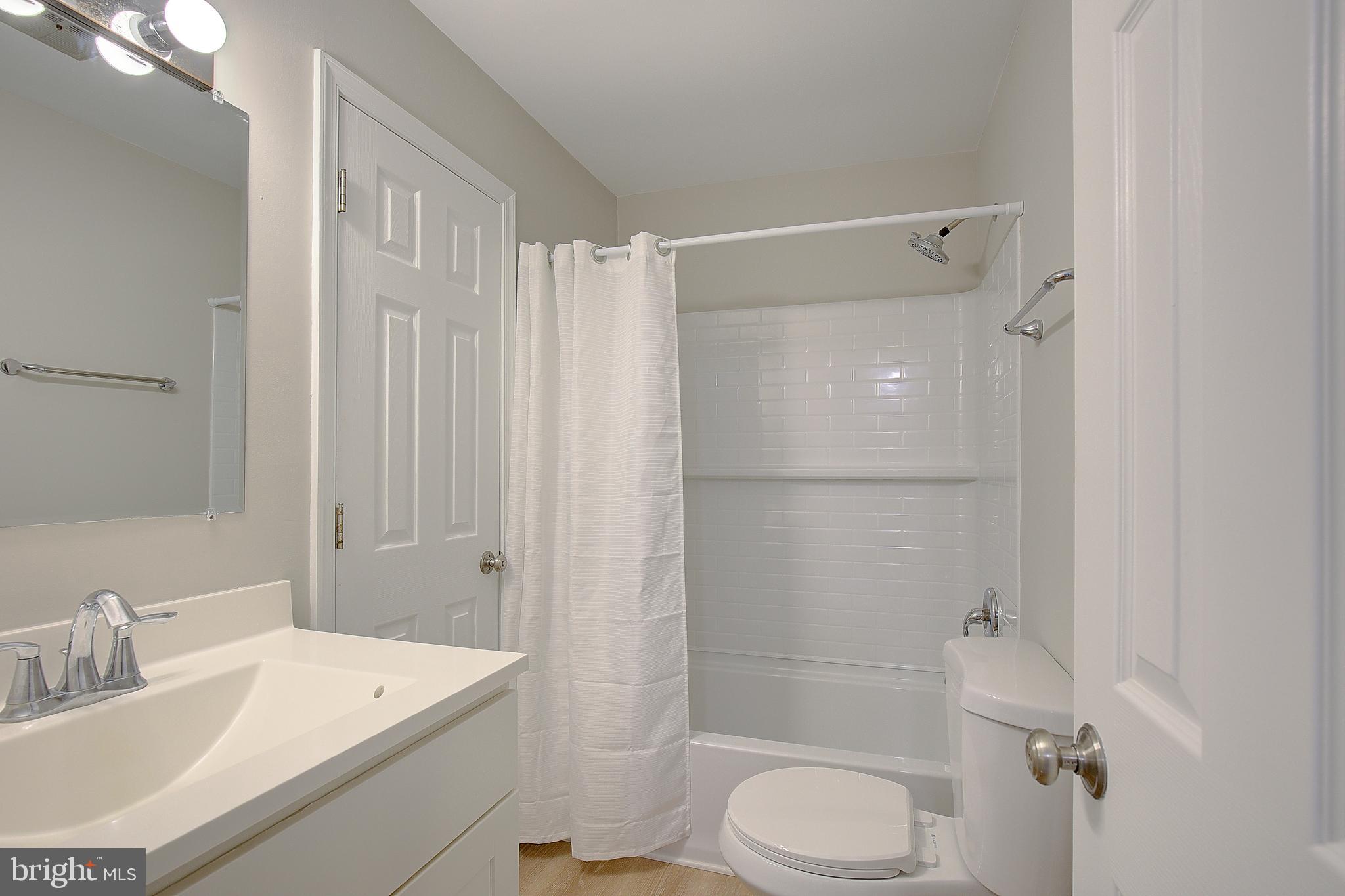 1739 Quantico Road Edgewater, MD 21037 - Photo 17 of 30 Shared full bathroom between master and bedroom 2