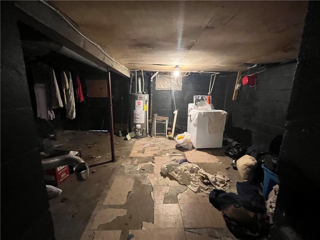 439 Malleable Street Sharon, PA 16146 - Photo 17 of 20 a room with a couch