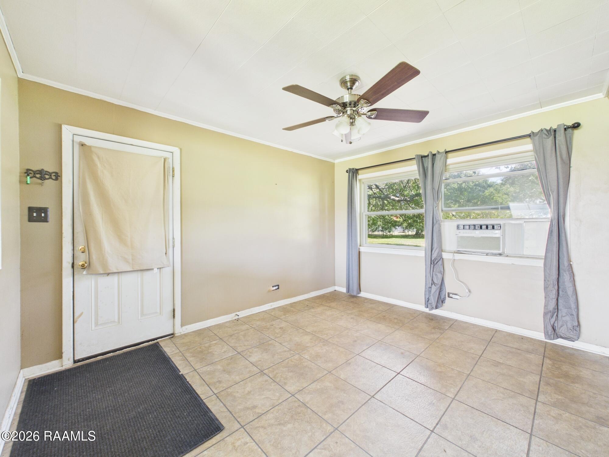 2700 Captain Cade Road Broussard, LA 70518 - Photo 2 of 20 2700 Captain Cade_02 - INT - ENTRY - Bac