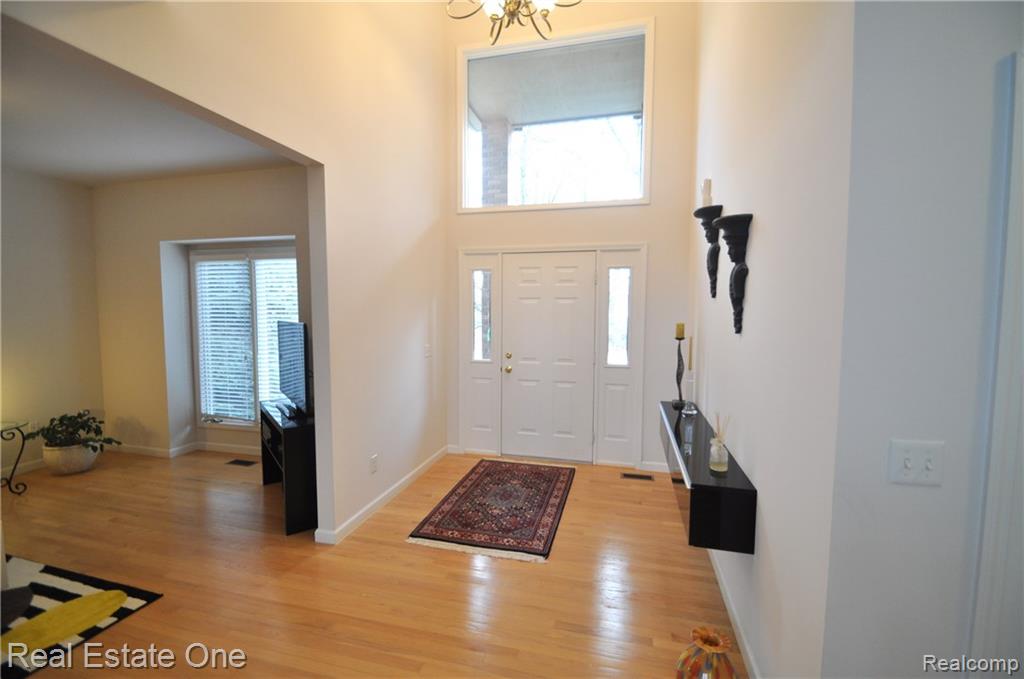 427 Mystic Valley Rochester Hills, MI 48307 - Photo 4 of 40
