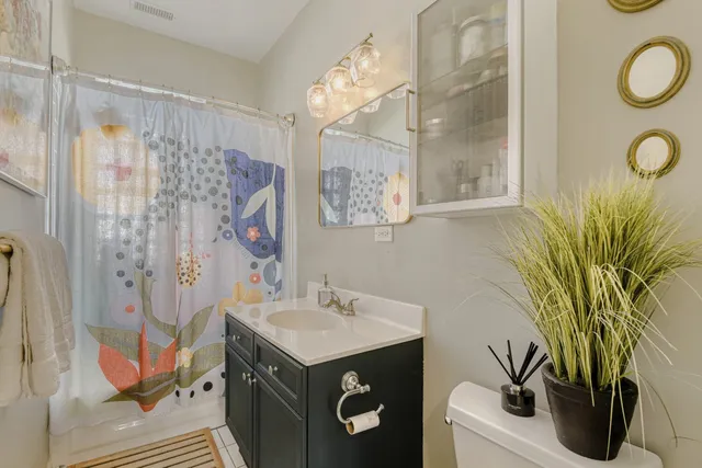 $245,000 | 3108 West Belle Plaine Avenue, Unit 3, Chicago, IL 60618