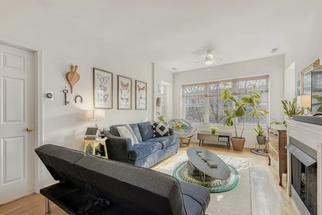 $245,000 | 3108 West Belle Plaine Avenue, Unit 3, Chicago, IL 60618