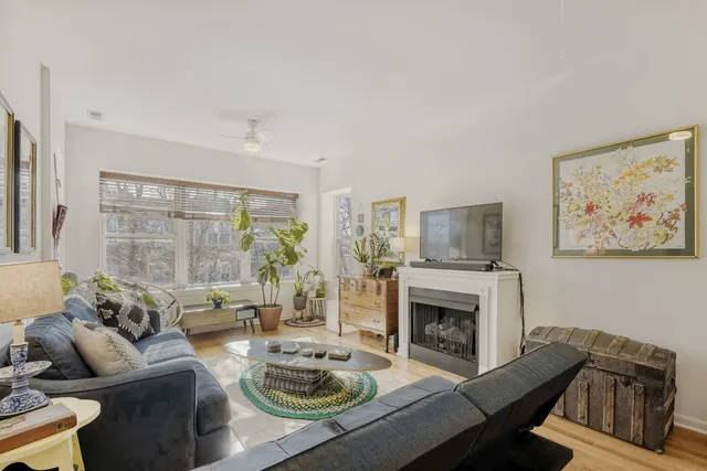 $245,000 | 3108 West Belle Plaine Avenue, Unit 3, Chicago, IL 60618