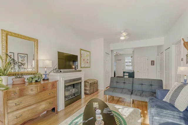 $245,000 | 3108 West Belle Plaine Avenue, Unit 3, Chicago, IL 60618