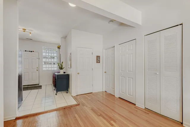 $245,000 | 3108 West Belle Plaine Avenue, Unit 3, Chicago, IL 60618