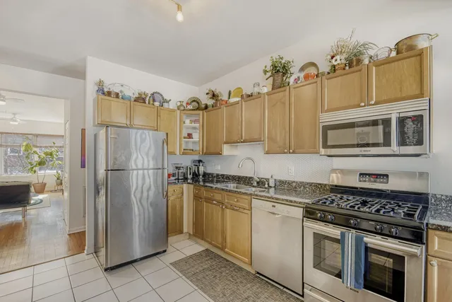 $245,000 | 3108 West Belle Plaine Avenue, Unit 3, Chicago, IL 60618