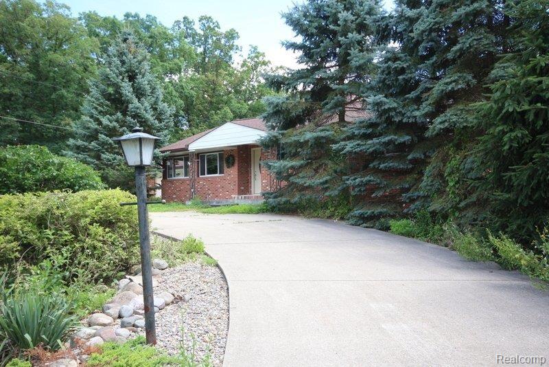 260 East Gunn Road Rochester, MI 48306 - Photo 28 of 31 Circle Driveway.jpg