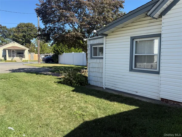 $1,995 | 10 Hiddink Street, Sayville, NY 11782