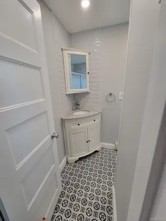 $1,995 | 10 Hiddink Street, Sayville, NY 11782