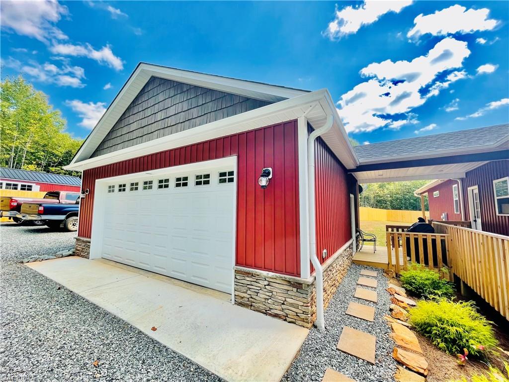 3575 Old Mountain Road Lexington, NC 27292 - Photo 4 of 46 LARGE 24X26 GARAGE!