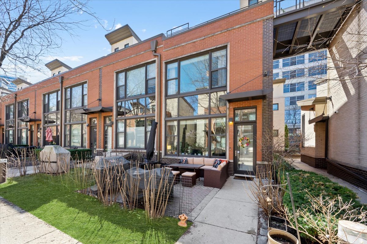 930 North Howe Street, Unit 930 Chicago, IL 60610 - Photo 1 of 27