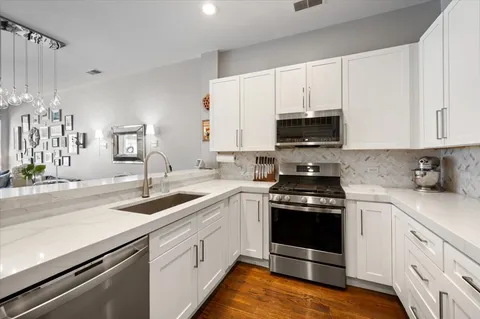 $610,000 | 930 North Howe Street, Chicago, IL 60610