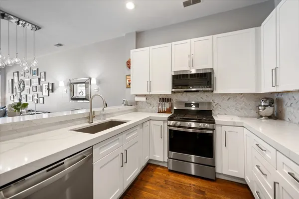 $610,000 | 930 North Howe Street, Unit 930, Chicago, IL 60610