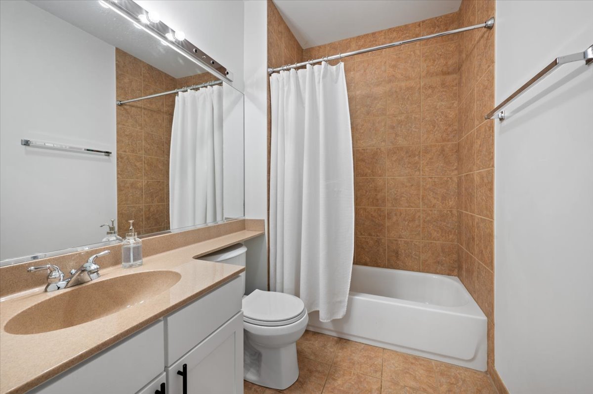 930 North Howe Street, Unit 930 Chicago, IL 60610 - Photo 17 of 27