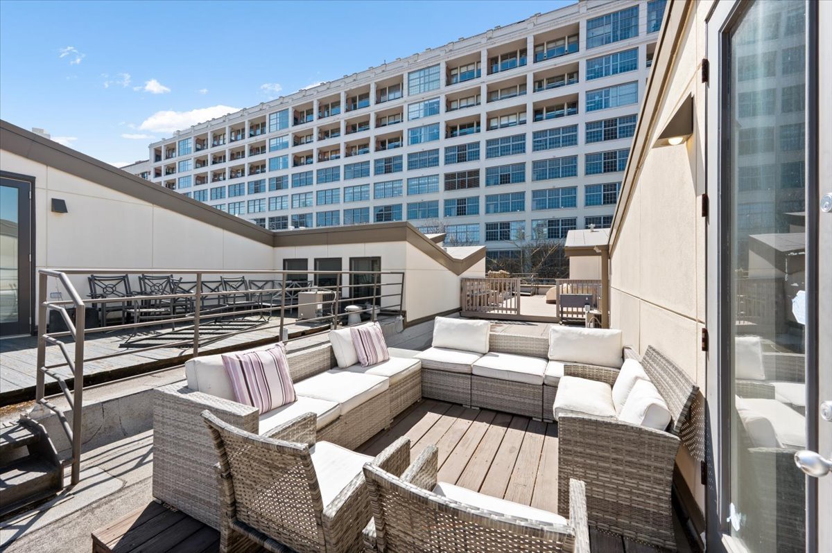 930 North Howe Street, Unit 930 Chicago, IL 60610 - Photo 19 of 27