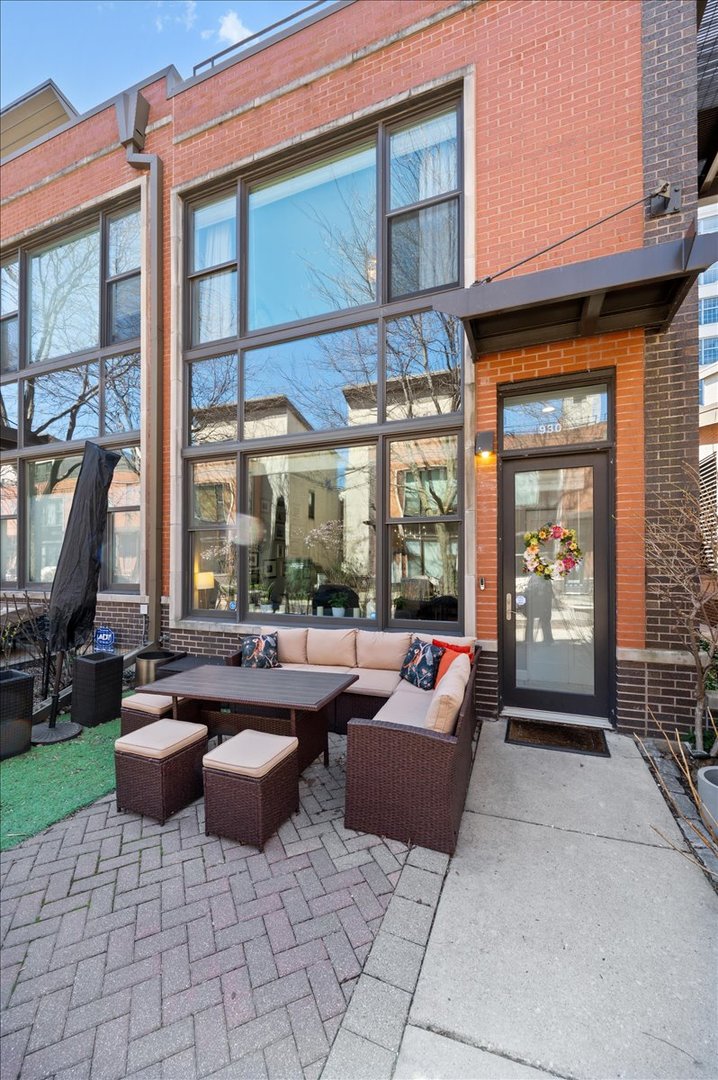 930 North Howe Street, Unit 930 Chicago, IL 60610 - Photo 2 of 27