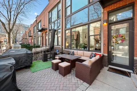 $610,000 | 930 North Howe Street, Chicago, IL 60610