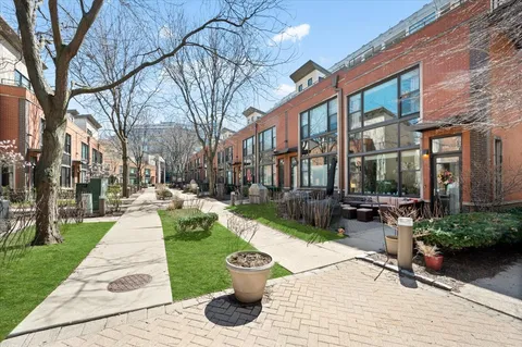 $610,000 | 930 North Howe Street, Chicago, IL 60610