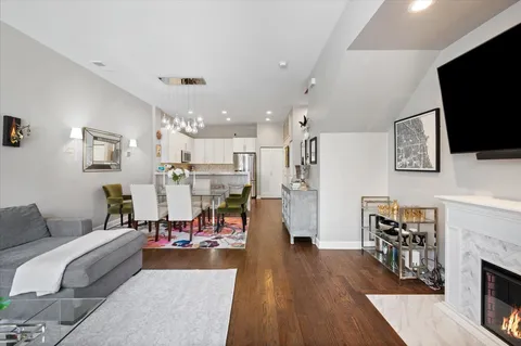 $610,000 | 930 North Howe Street, Chicago, IL 60610