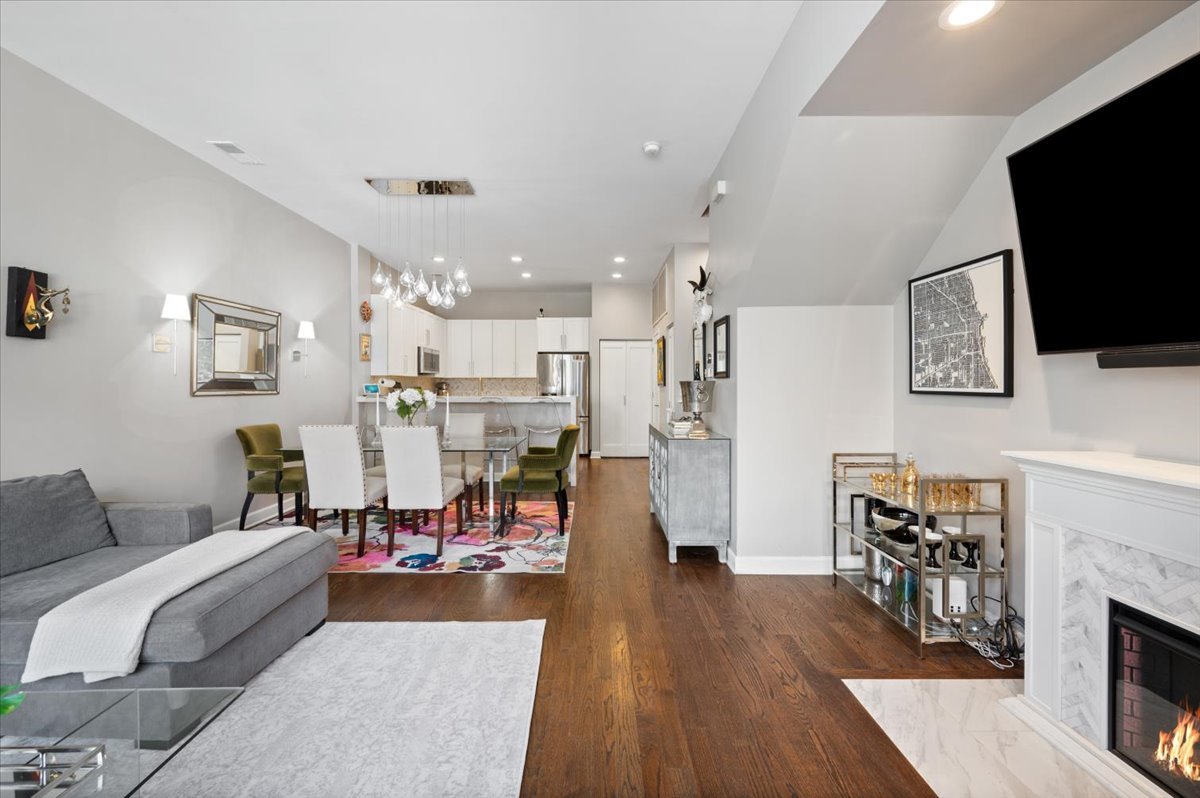 930 North Howe Street, Unit 930 Chicago, IL 60610 - Photo 4 of 27