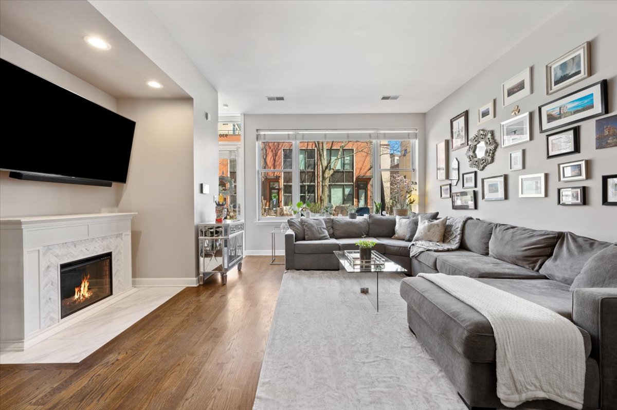 930 North Howe Street, Unit 930 Chicago, IL 60610 - Photo 6 of 27