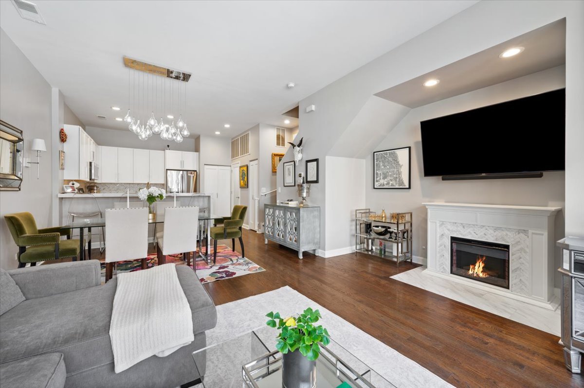 930 North Howe Street, Unit 930 Chicago, IL 60610 - Photo 8 of 27