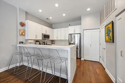 $610,000 | 930 North Howe Street, Chicago, IL 60610