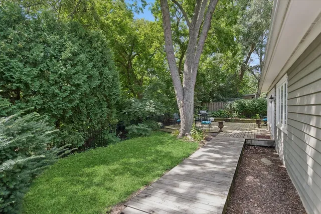 a view of a back yard