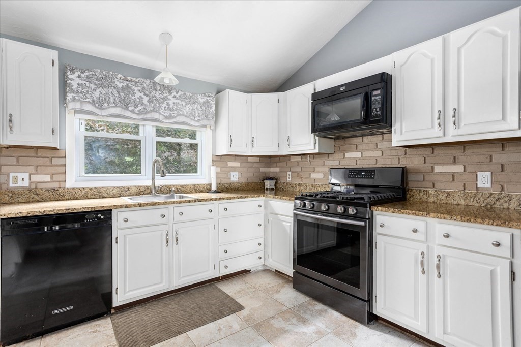 7 Old Farm Road Auburn, MA 01501 - Photo 6 of 26 Gallery Image 6