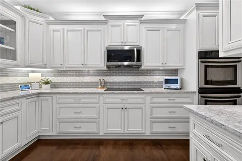 $715,000 | 5492 Glenridge Drive, Unit 580, Sandy Springs, GA 30342
