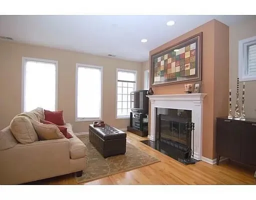 $3,750 | 841 West Buckingham Place, Unit 2, Chicago, IL 60657