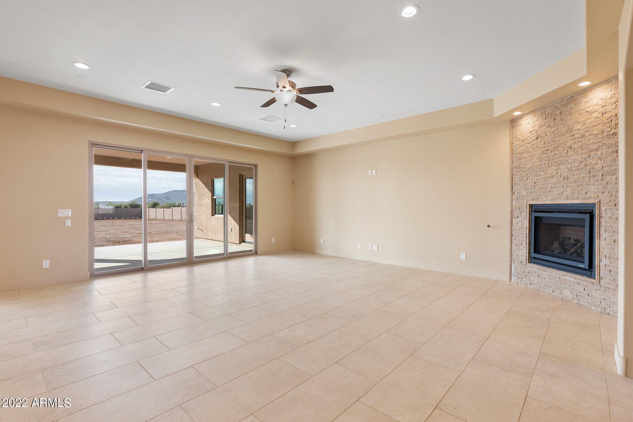 1315 West Irvine Road Phoenix, AZ 85086 - Photo 6 of 34 Light & Bright Great Room