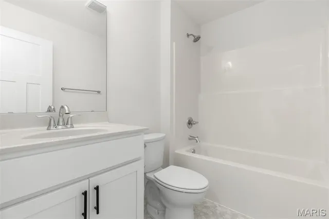 $329,000 | 1016 Fox Manor Court, Staunton, IL 62088