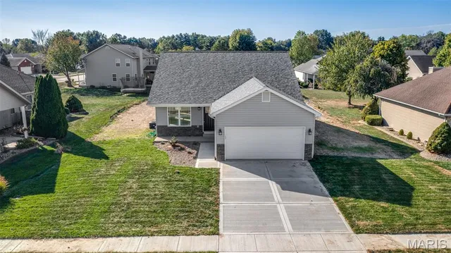 $329,000 | 1016 Fox Manor Court, Staunton, IL 62088