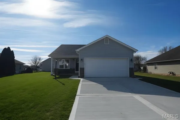 $324,000 | 1016 Fox Manor Court, Staunton, IL 62088