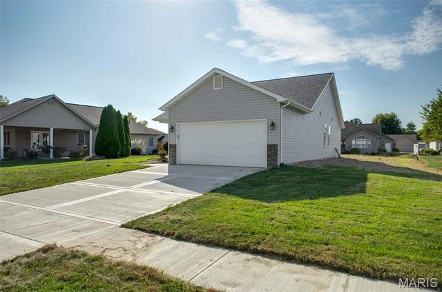 $329,000 | 1016 Fox Manor Court, Staunton, IL 62088