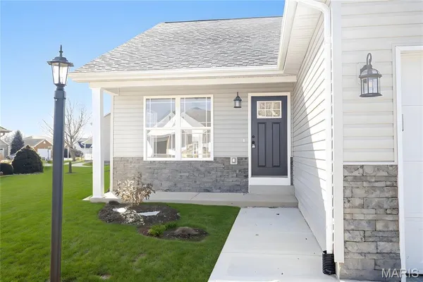 $324,000 | 1016 Fox Manor Court, Staunton, IL 62088